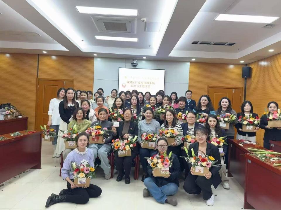 花香满溢展风采，巾帼筑梦绽芳华——薛城区行政审批服务局举办三八妇女节主题插花活动
